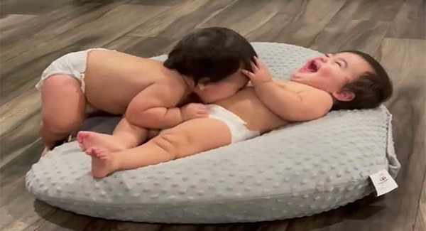 Cute Twin Babies and Siblings Playing Together Videos will Make Your Whole Day Featured Image