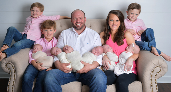 US Mother-of-three Gives Birth to Sextuplets After Miscarriage Now She's a Mother of 9 Featured Image