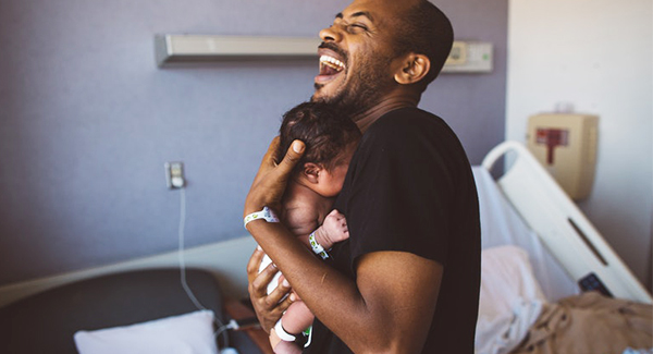 dads meeting their babies for the first time featured image